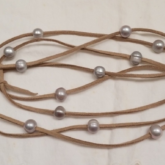 Necklace silver gray barrel pearls on taupe suede - Picture 2 of 6